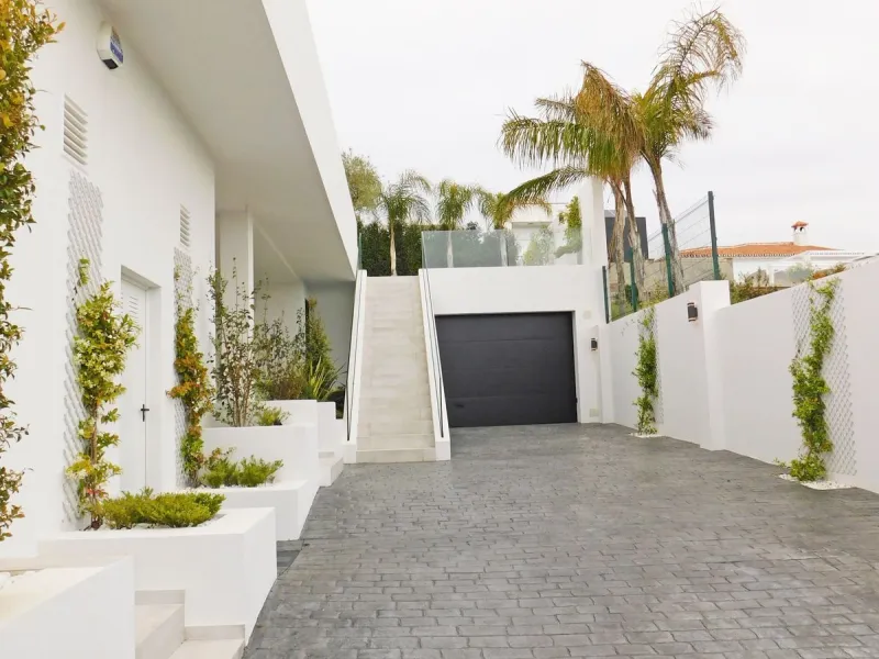 In an exceptional location, just 280 metres from the sea and the new El Chaparral promenade, you will find this impressive modern villa with truly fantastic panoramic sea views – a rarity at such a short distance from the coast.