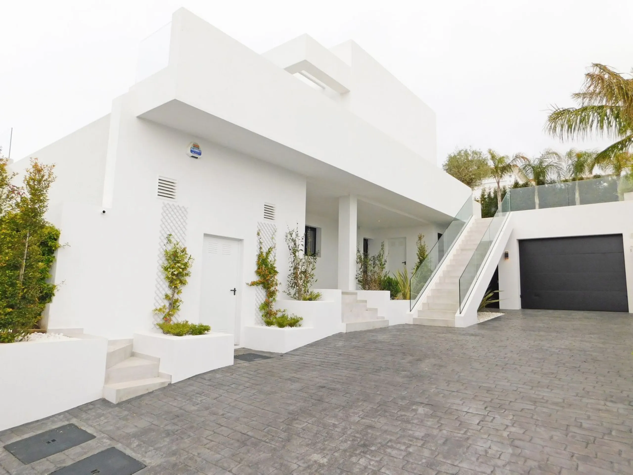 In an exceptional location, just 280 metres from the sea and the new El Chaparral promenade, you will find this impressive modern villa with truly fantastic panoramic sea views – a rarity at such a short distance from the coast.
