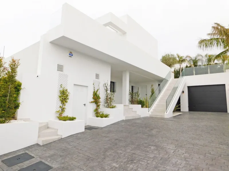 In an exceptional location, just 280 metres from the sea and the new El Chaparral promenade, you will find this impressive modern villa with truly fantastic panoramic sea views – a rarity at such a short distance from the coast.
