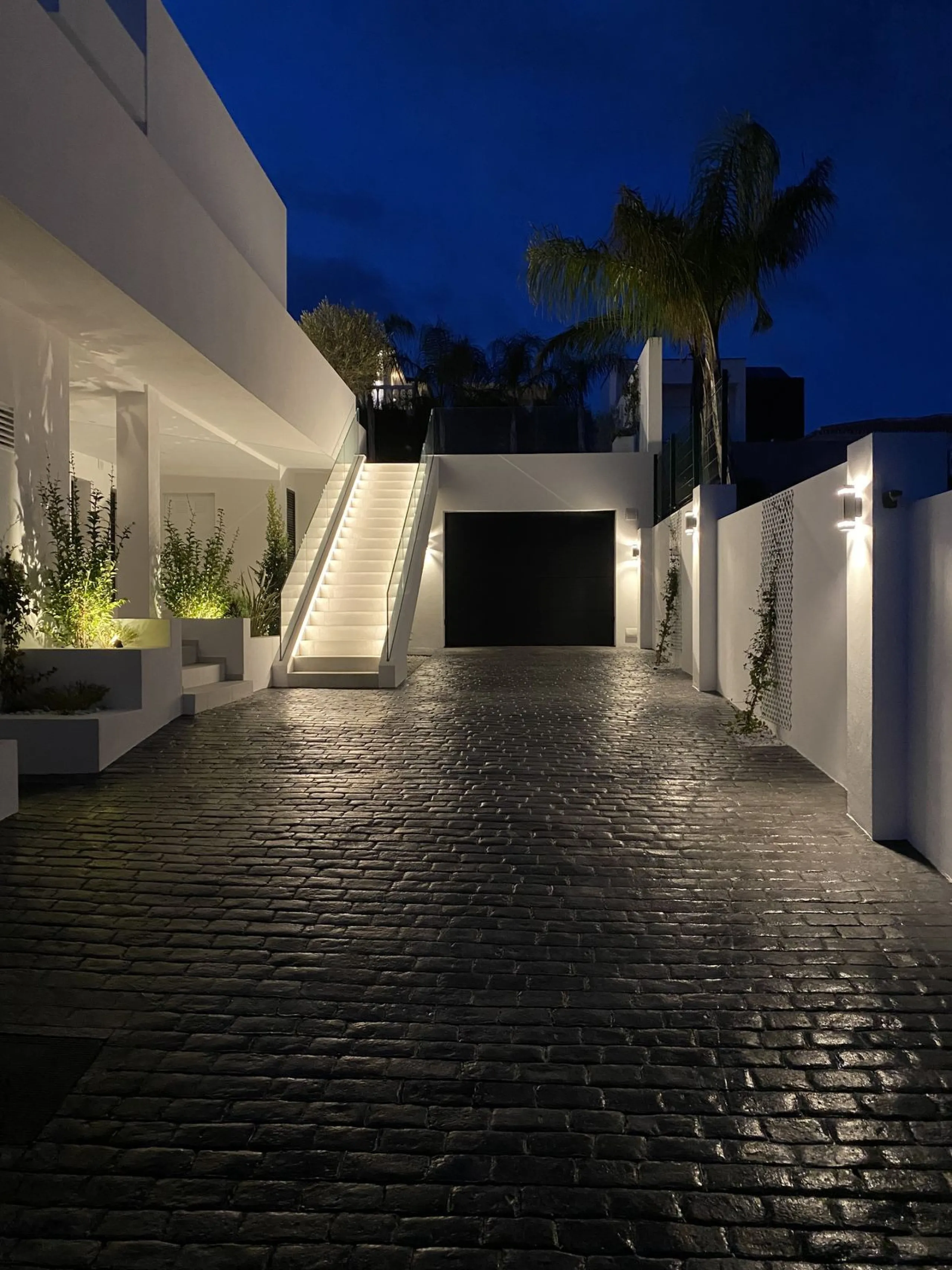In an exceptional location, just 280 metres from the sea and the new El Chaparral promenade, you will find this impressive modern villa with truly fantastic panoramic sea views – a rarity at such a short distance from the coast.