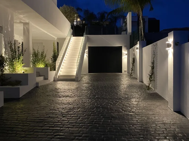 In an exceptional location, just 280 metres from the sea and the new El Chaparral promenade, you will find this impressive modern villa with truly fantastic panoramic sea views – a rarity at such a short distance from the coast.