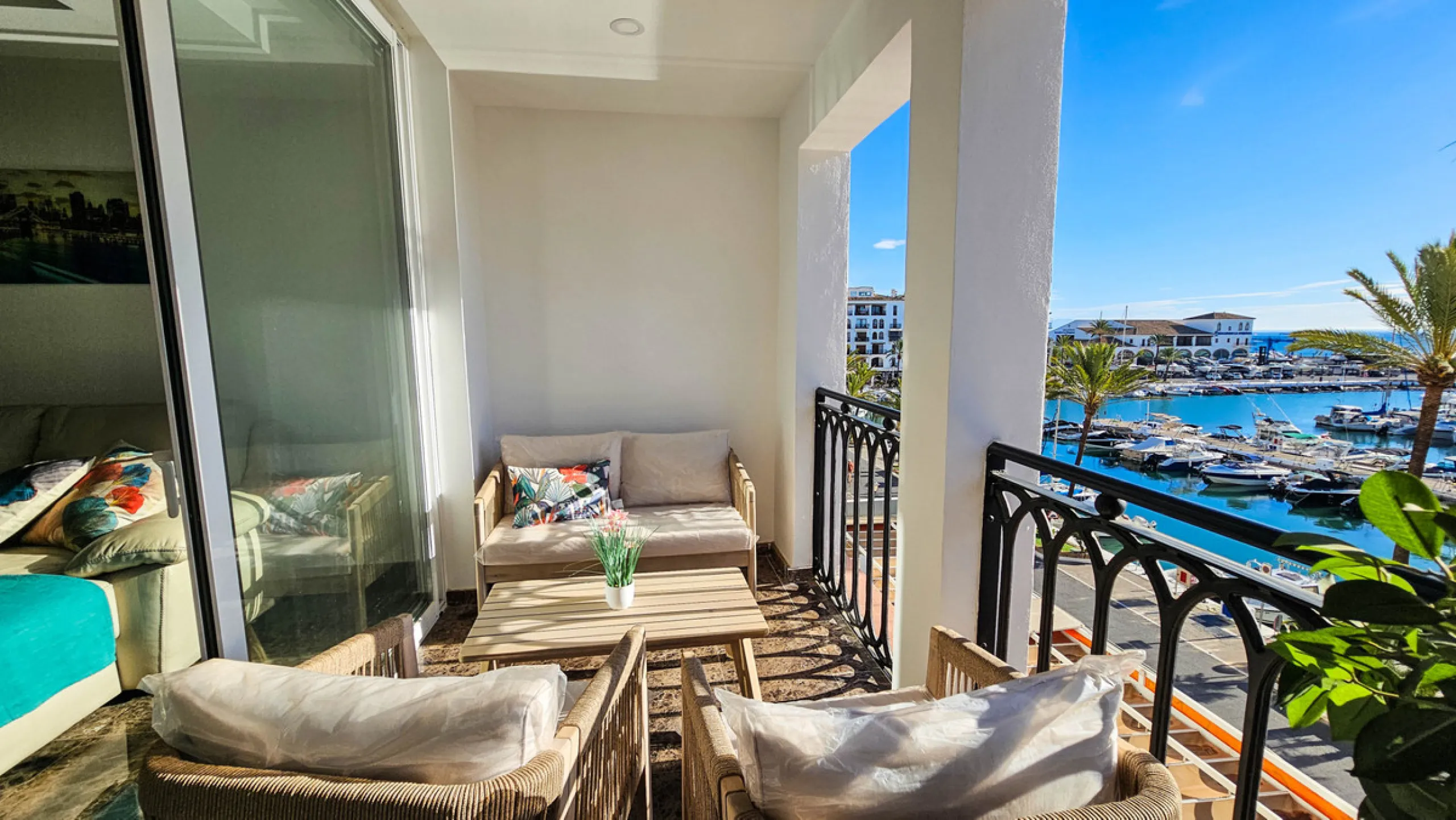 Apartment - Middle Floor Apartment в продаже в Manilva, Málaga. В доме 2 спален и 2 ванных комнат. Площадь дома 80 м²