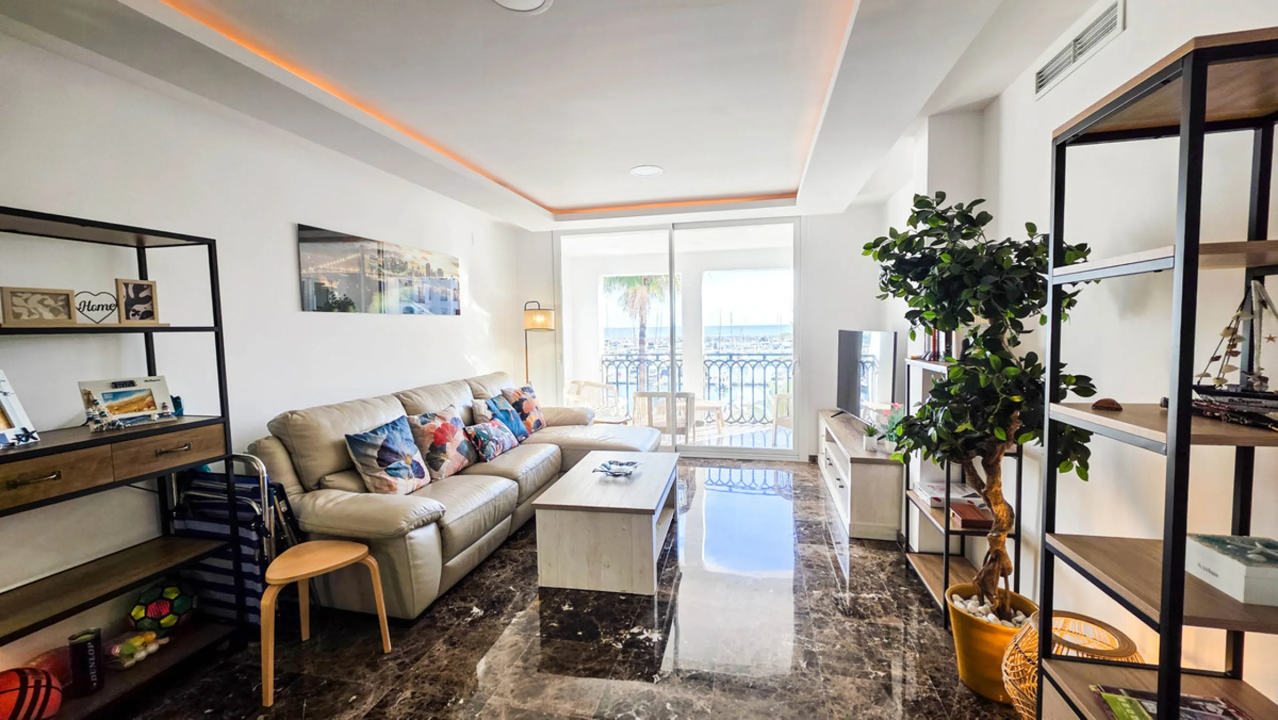 Apartment - Middle Floor Apartment в продаже в Manilva, Málaga. В доме 2 спален и 2 ванных комнат. Площадь дома 80 м²