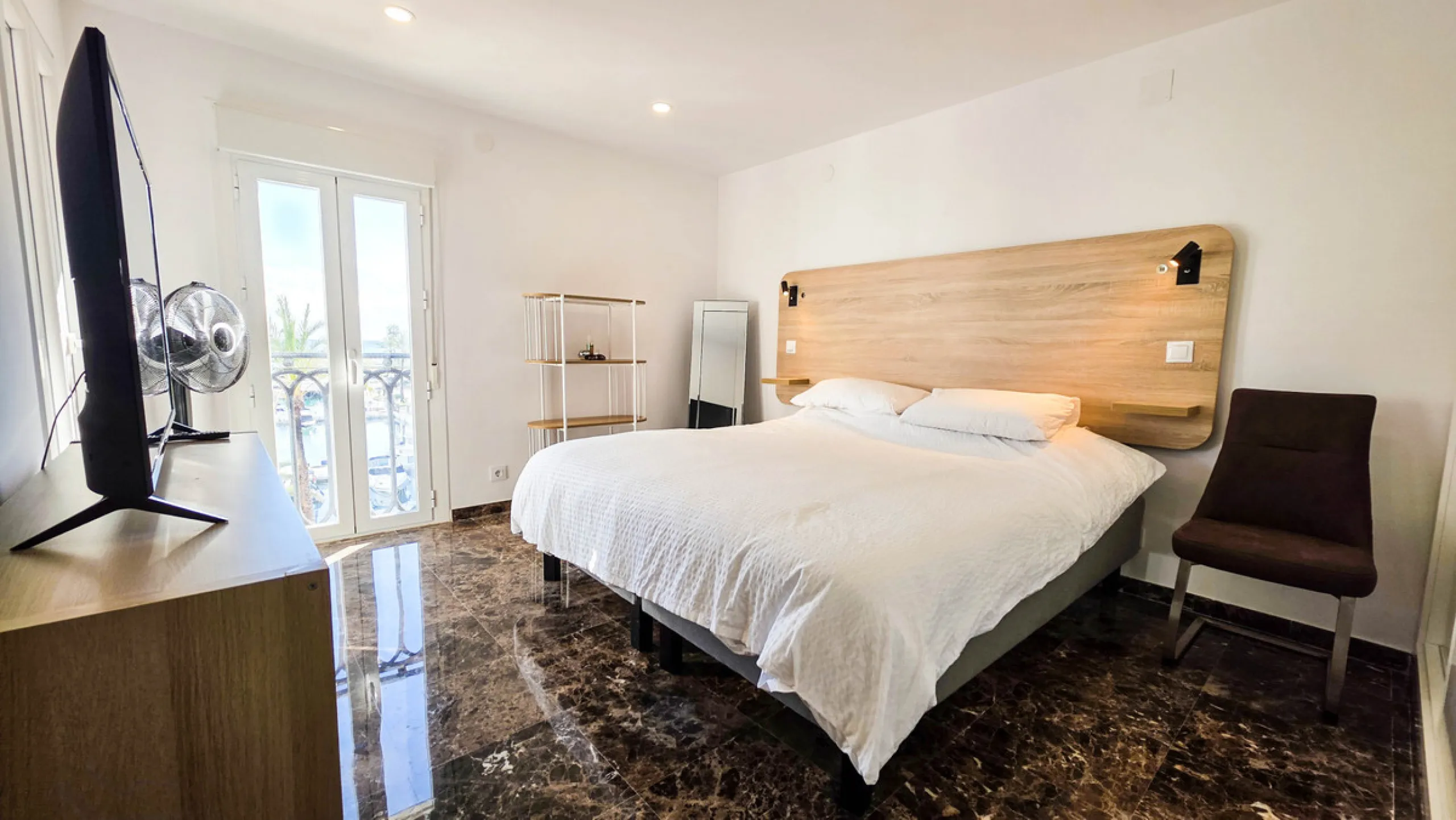 Apartment - Middle Floor Apartment в продаже в Manilva, Málaga. В доме 2 спален и 2 ванных комнат. Площадь дома 80 м²