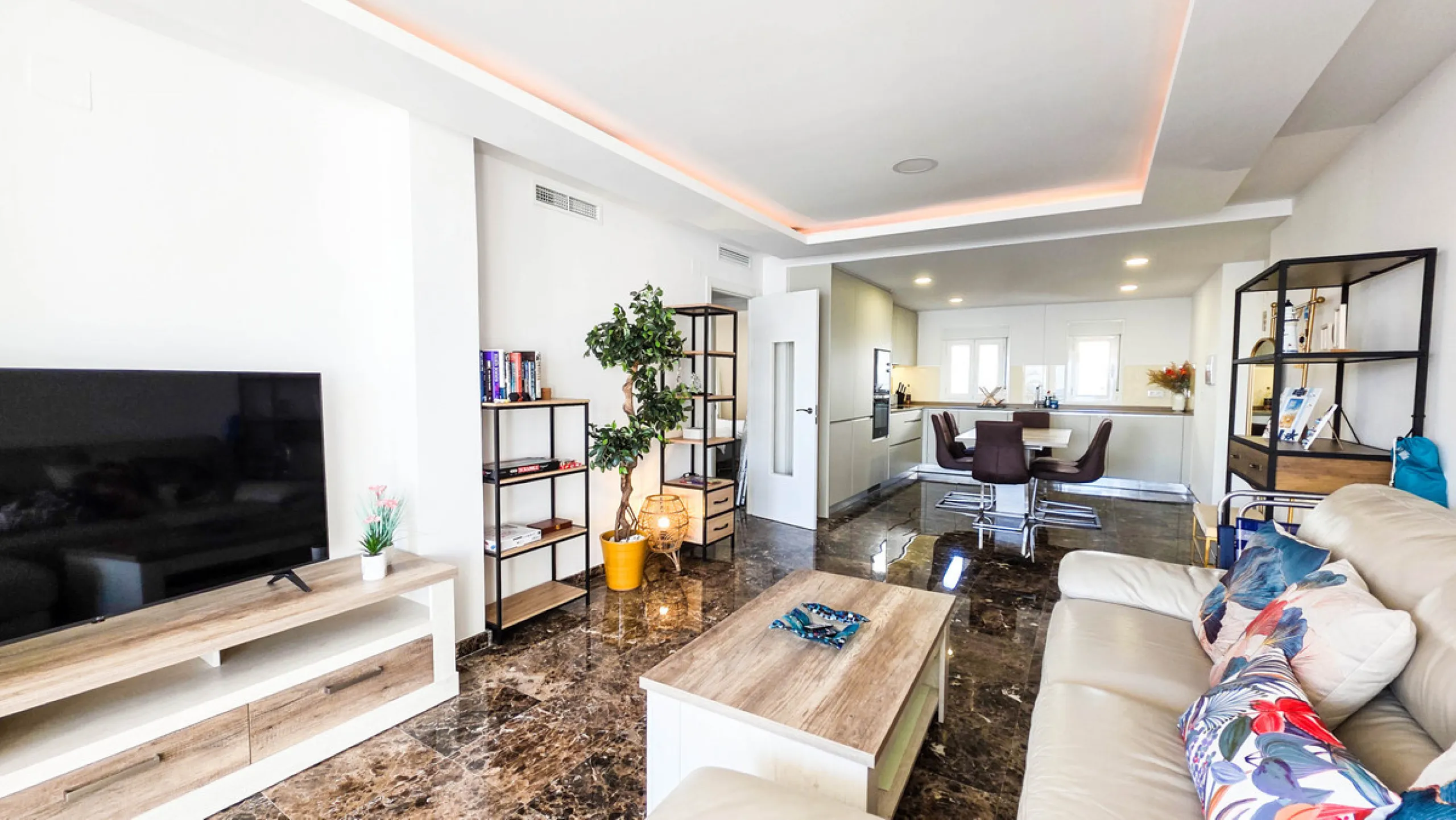 Apartment - Middle Floor Apartment в продаже в Manilva, Málaga. В доме 2 спален и 2 ванных комнат. Площадь дома 80 м²