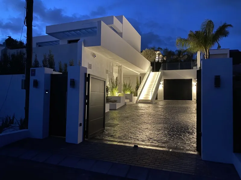 In an exceptional location, just 280 metres from the sea and the new El Chaparral promenade, you will find this impressive modern villa with truly fantastic panoramic sea views – a rarity at such a short distance from the coast.