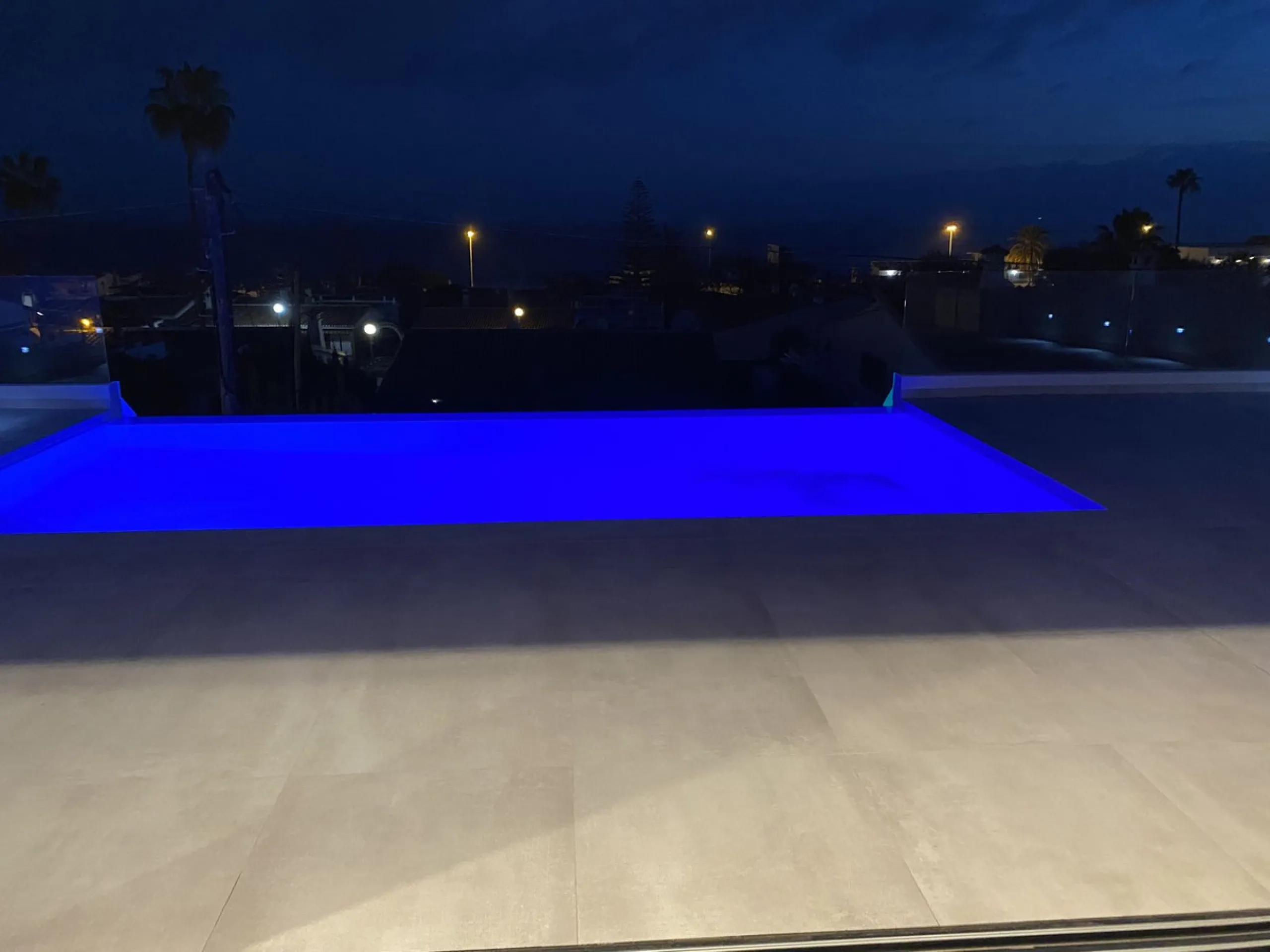 In an exceptional location, just 280 metres from the sea and the new El Chaparral promenade, you will find this impressive modern villa with truly fantastic panoramic sea views – a rarity at such a short distance from the coast.