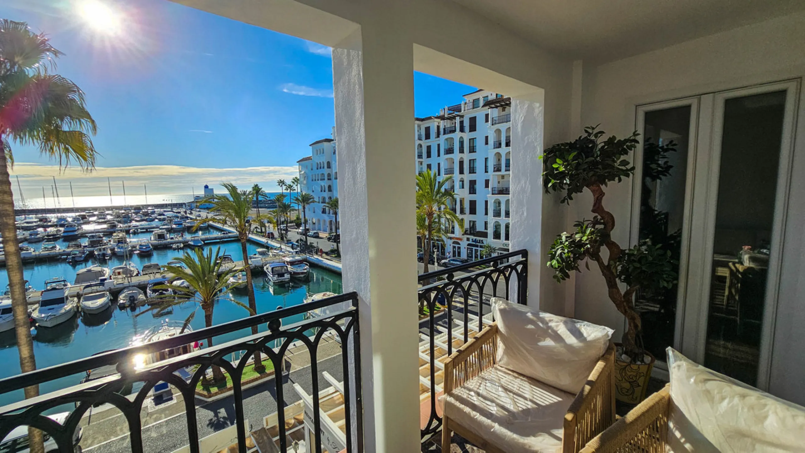 Apartment - Middle Floor Apartment в продаже в Manilva, Málaga. В доме 2 спален и 2 ванных комнат. Площадь дома 80 м²