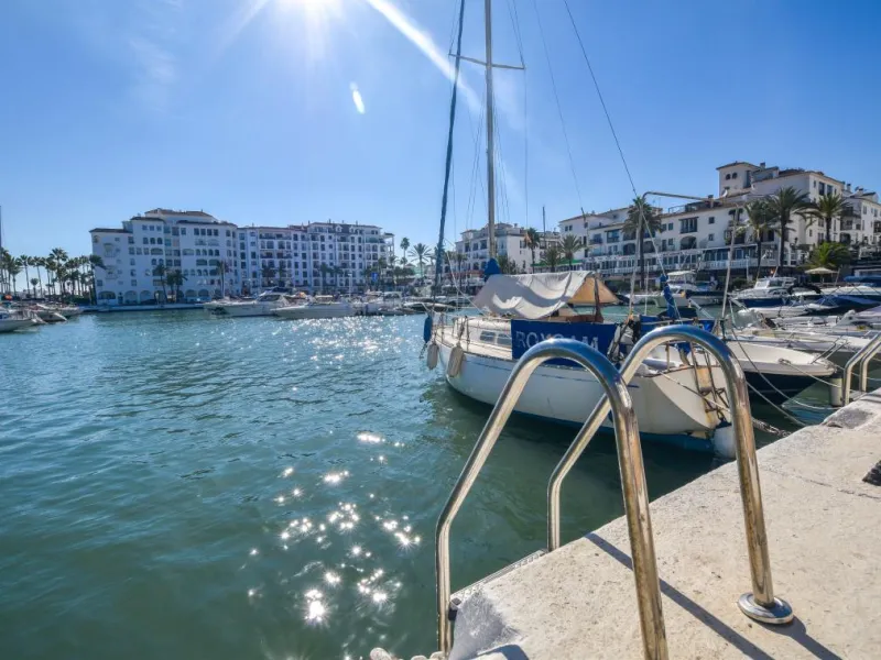 Apartment - Middle Floor Apartment в продаже в Manilva, Málaga. В доме 2 спален и 2 ванных комнат. Площадь дома 80 м²