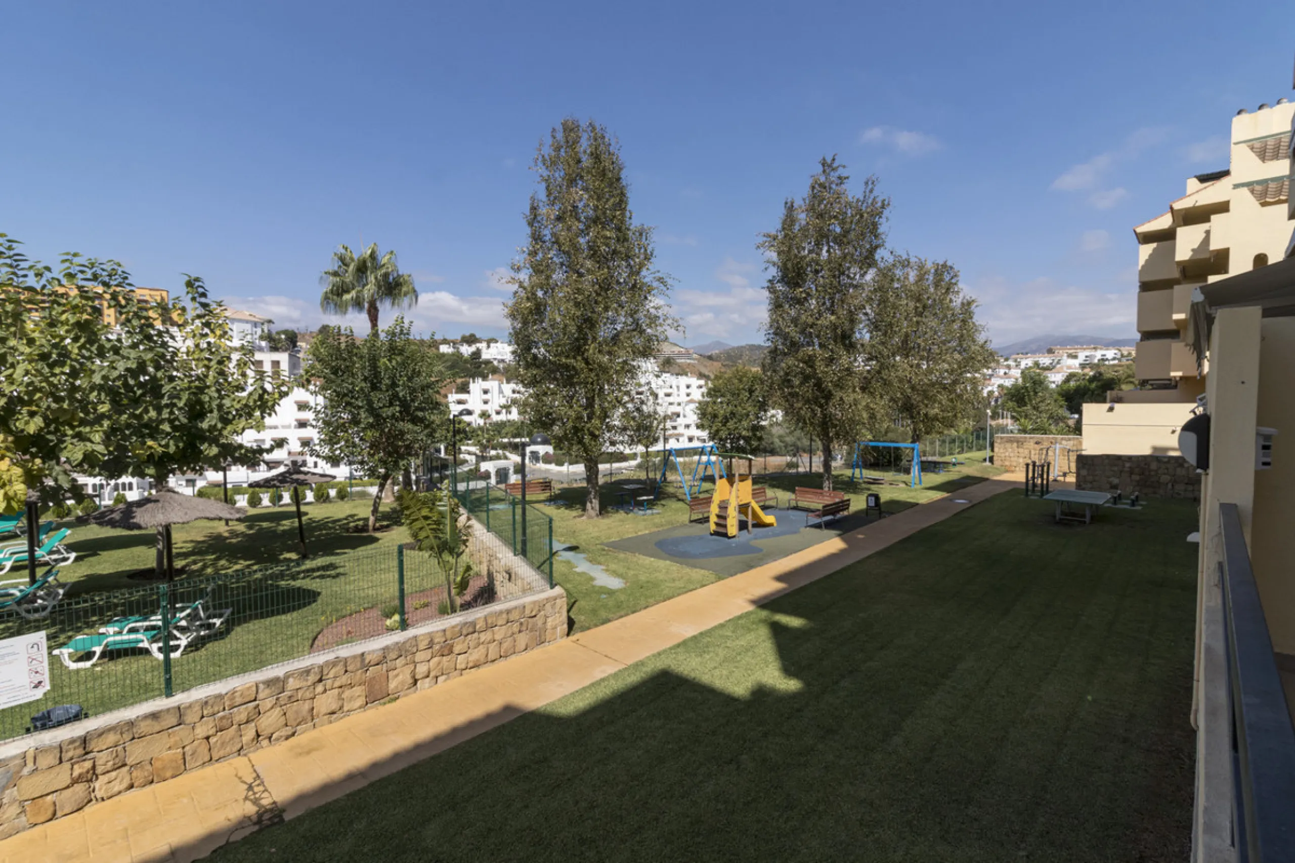 This ground-floor apartment, although it has an upper level and a large terrace. Upon entering the apartment, we find a spacious living-dining room and a separate, fully renovated and equipped kitchen. The apartment also has two large bedrooms and two ren