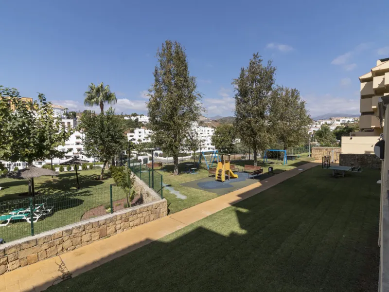 Apartment - Middle Floor Apartment в продаже в Estepona, Málaga. В доме 2 спален и 2 ванных комнат. Площадь дома 110 м²