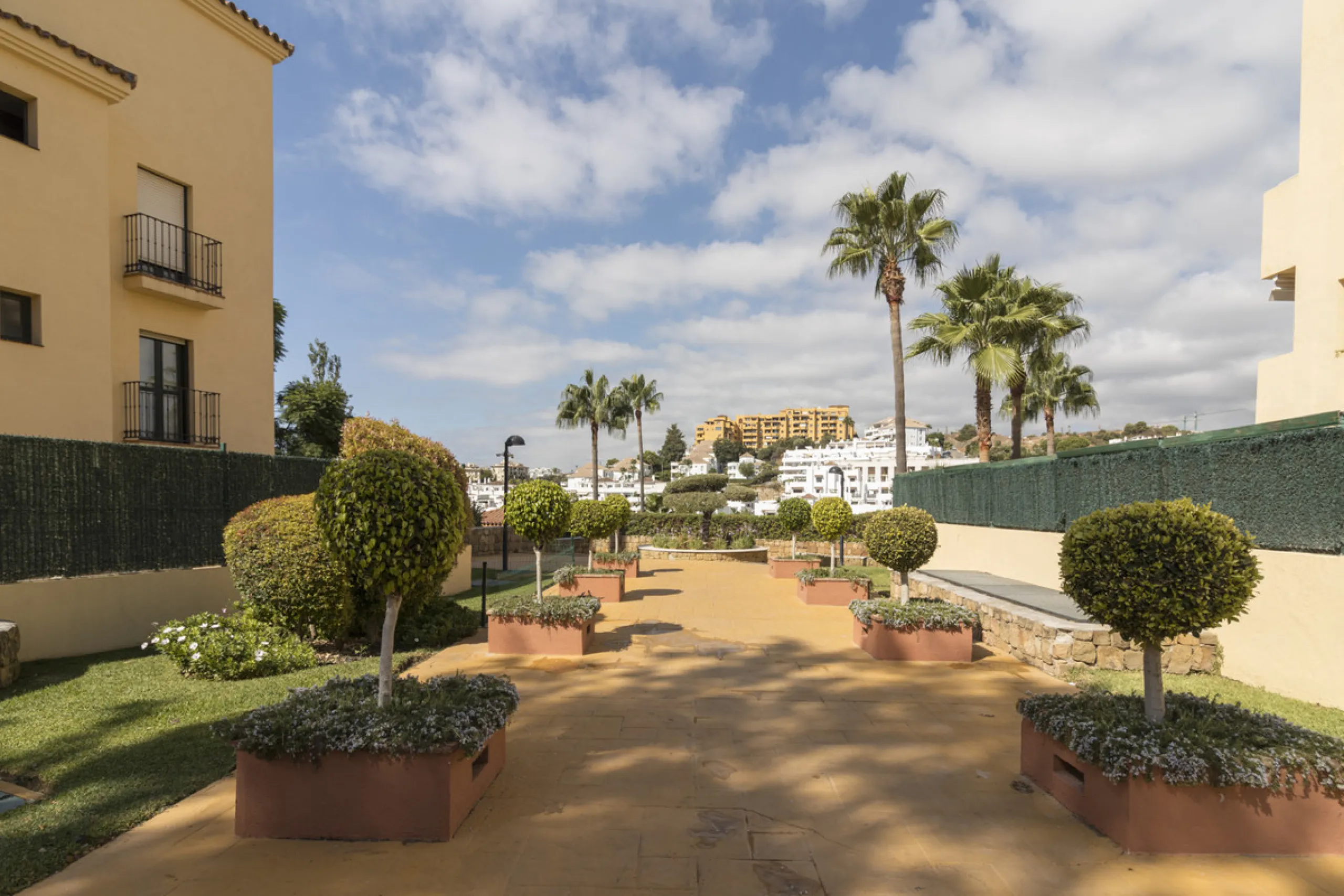This ground-floor apartment, although it has an upper level and a large terrace. Upon entering the apartment, we find a spacious living-dining room and a separate, fully renovated and equipped kitchen. The apartment also has two large bedrooms and two ren