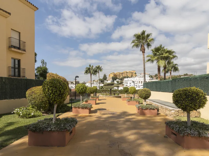 This ground-floor apartment, although it has an upper level and a large terrace. Upon entering the apartment, we find a spacious living-dining room and a separate, fully renovated and equipped kitchen. The apartment also has two large bedrooms and two ren