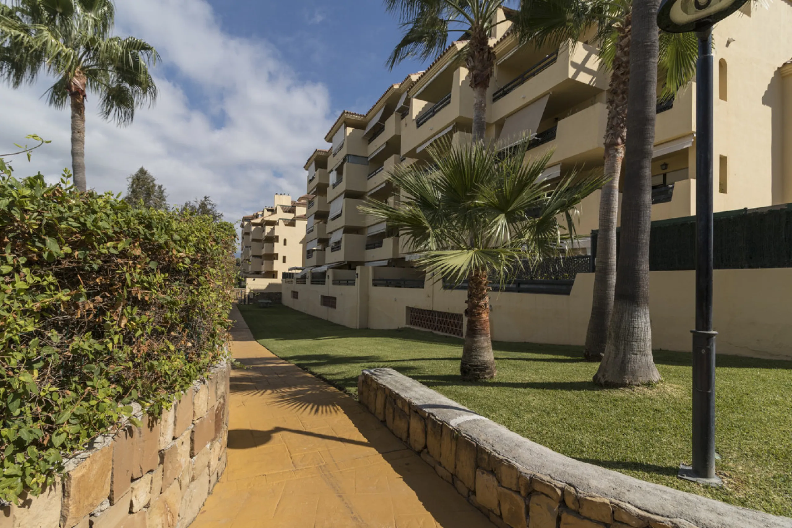 This ground-floor apartment, although it has an upper level and a large terrace. Upon entering the apartment, we find a spacious living-dining room and a separate, fully renovated and equipped kitchen. The apartment also has two large bedrooms and two ren