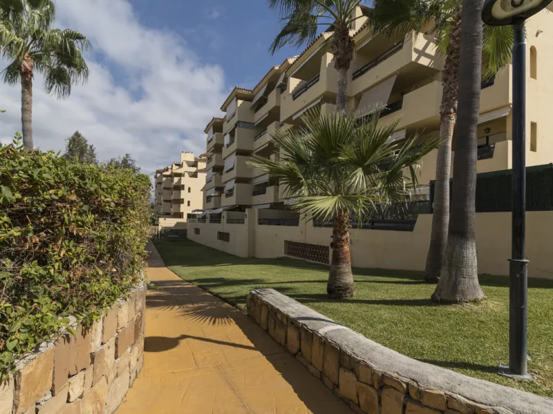 This ground-floor apartment, although it has an upper level and a large terrace. Upon entering the apartment, we find a spacious living-dining room and a separate, fully renovated and equipped kitchen. The apartment also has two large bedrooms and two ren