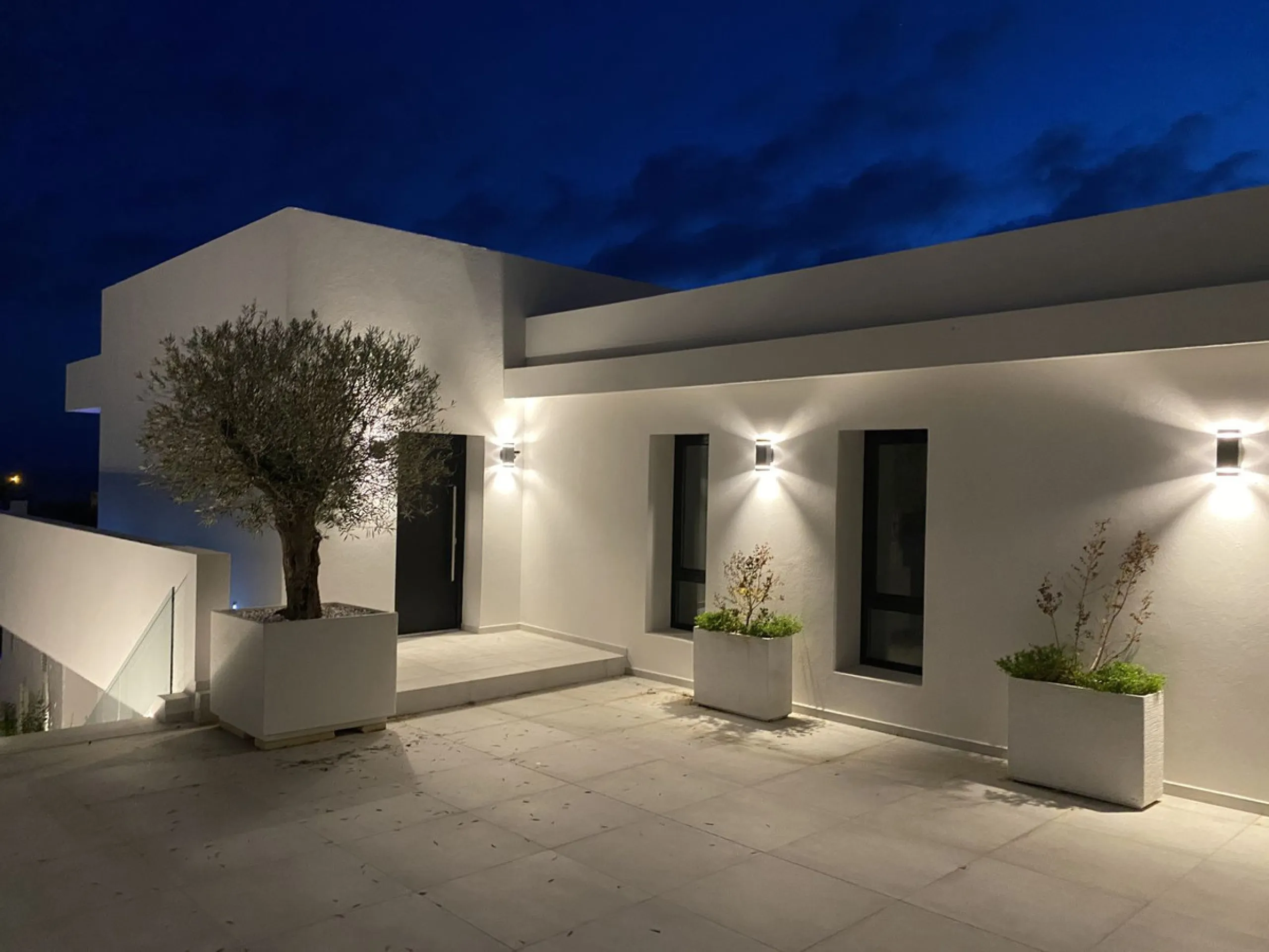 In an exceptional location, just 280 metres from the sea and the new El Chaparral promenade, you will find this impressive modern villa with truly fantastic panoramic sea views – a rarity at such a short distance from the coast.