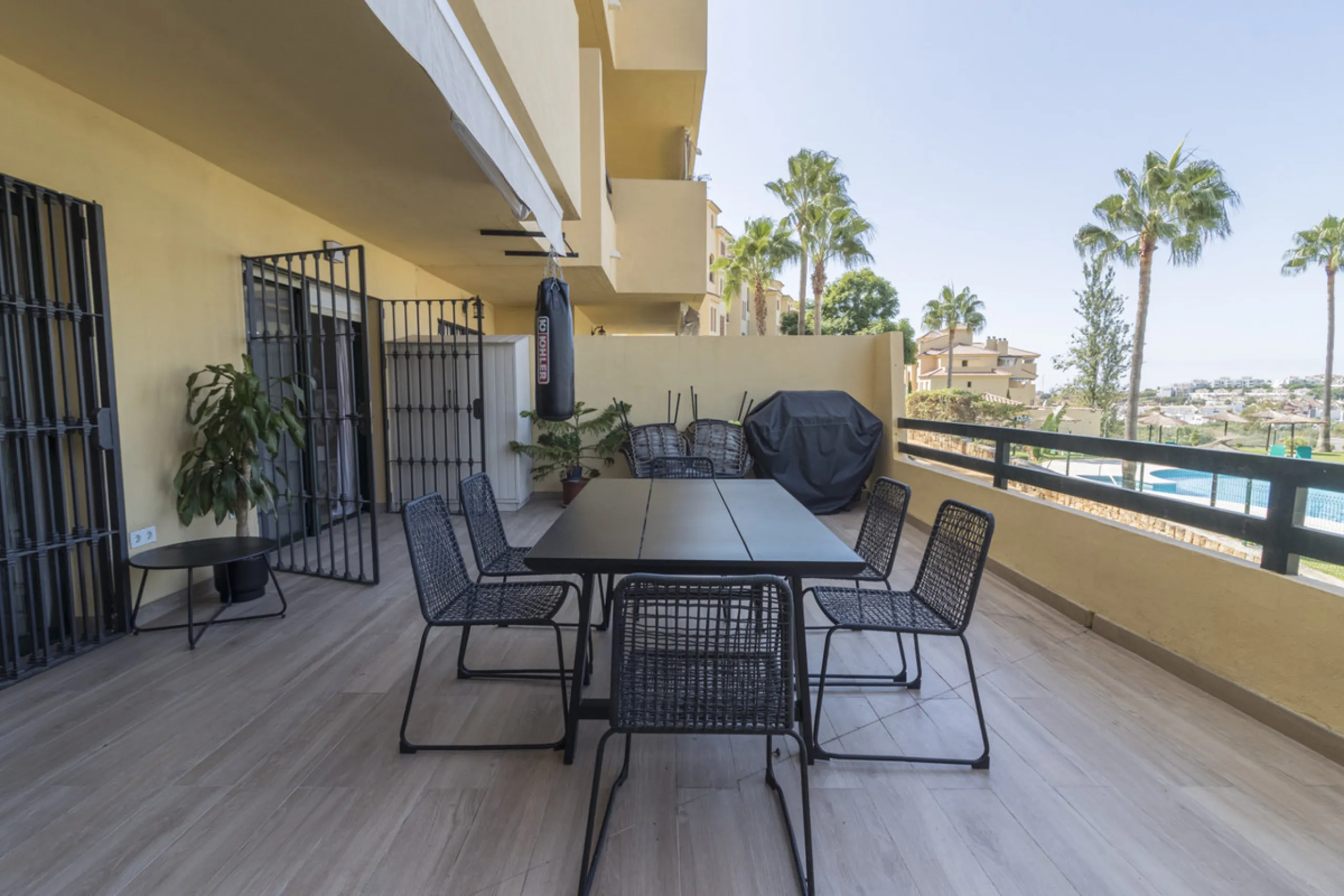 This ground-floor apartment, although it has an upper level and a large terrace. Upon entering the apartment, we find a spacious living-dining room and a separate, fully renovated and equipped kitchen. The apartment also has two large bedrooms and two ren