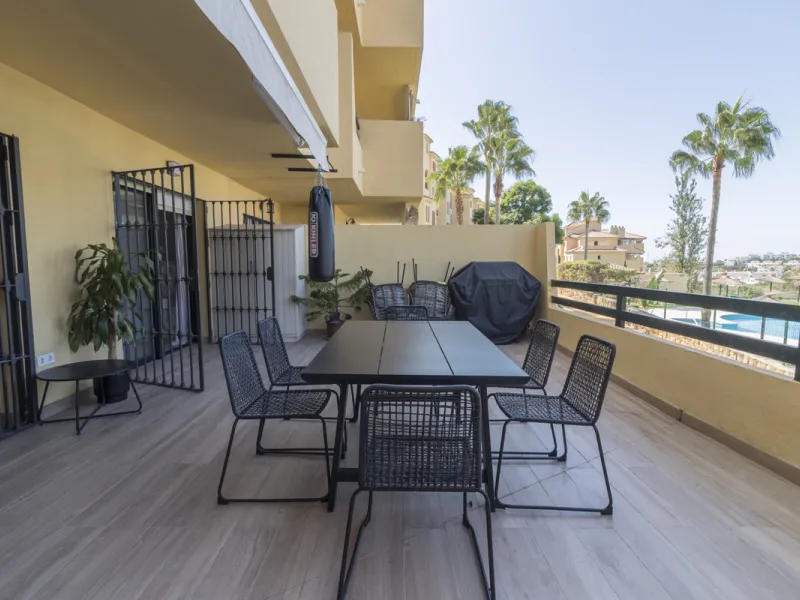 This ground-floor apartment, although it has an upper level and a large terrace. Upon entering the apartment, we find a spacious living-dining room and a separate, fully renovated and equipped kitchen. The apartment also has two large bedrooms and two ren