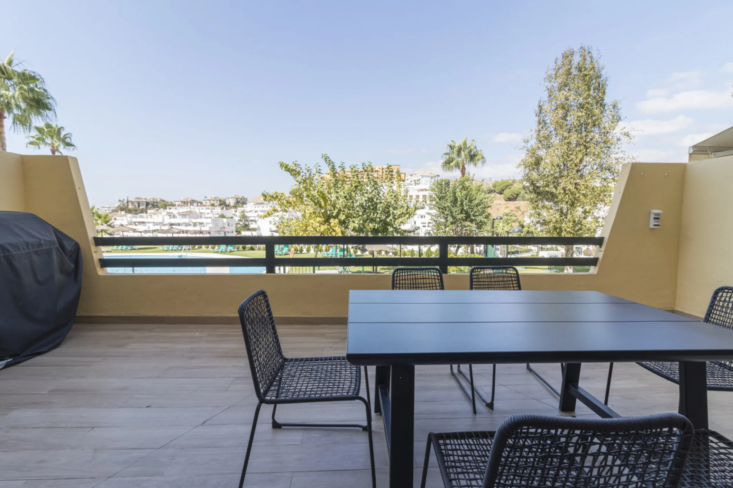 This ground-floor apartment, although it has an upper level and a large terrace. Upon entering the apartment, we find a spacious living-dining room and a separate, fully renovated and equipped kitchen. The apartment also has two large bedrooms and two ren