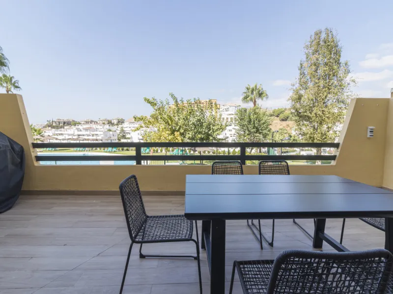 This ground-floor apartment, although it has an upper level and a large terrace. Upon entering the apartment, we find a spacious living-dining room and a separate, fully renovated and equipped kitchen. The apartment also has two large bedrooms and two ren