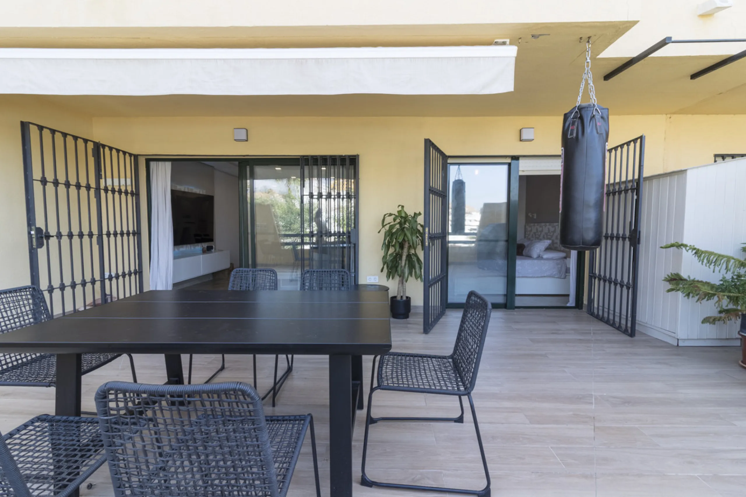 This ground-floor apartment, although it has an upper level and a large terrace. Upon entering the apartment, we find a spacious living-dining room and a separate, fully renovated and equipped kitchen. The apartment also has two large bedrooms and two ren