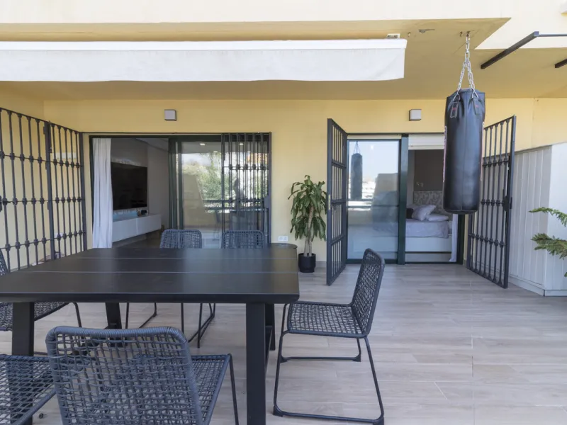 This ground-floor apartment, although it has an upper level and a large terrace. Upon entering the apartment, we find a spacious living-dining room and a separate, fully renovated and equipped kitchen. The apartment also has two large bedrooms and two ren
