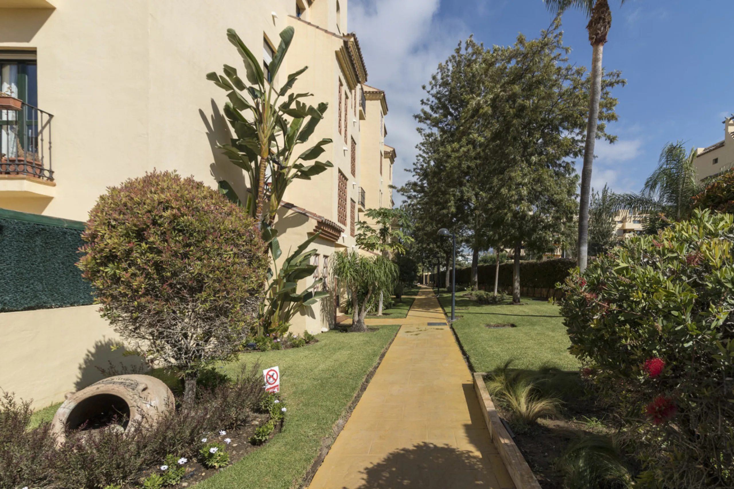 This ground-floor apartment, although it has an upper level and a large terrace. Upon entering the apartment, we find a spacious living-dining room and a separate, fully renovated and equipped kitchen. The apartment also has two large bedrooms and two ren