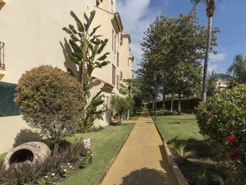 This ground-floor apartment, although it has an upper level and a large terrace. Upon entering the apartment, we find a spacious living-dining room and a separate, fully renovated and equipped kitchen. The apartment also has two large bedrooms and two ren