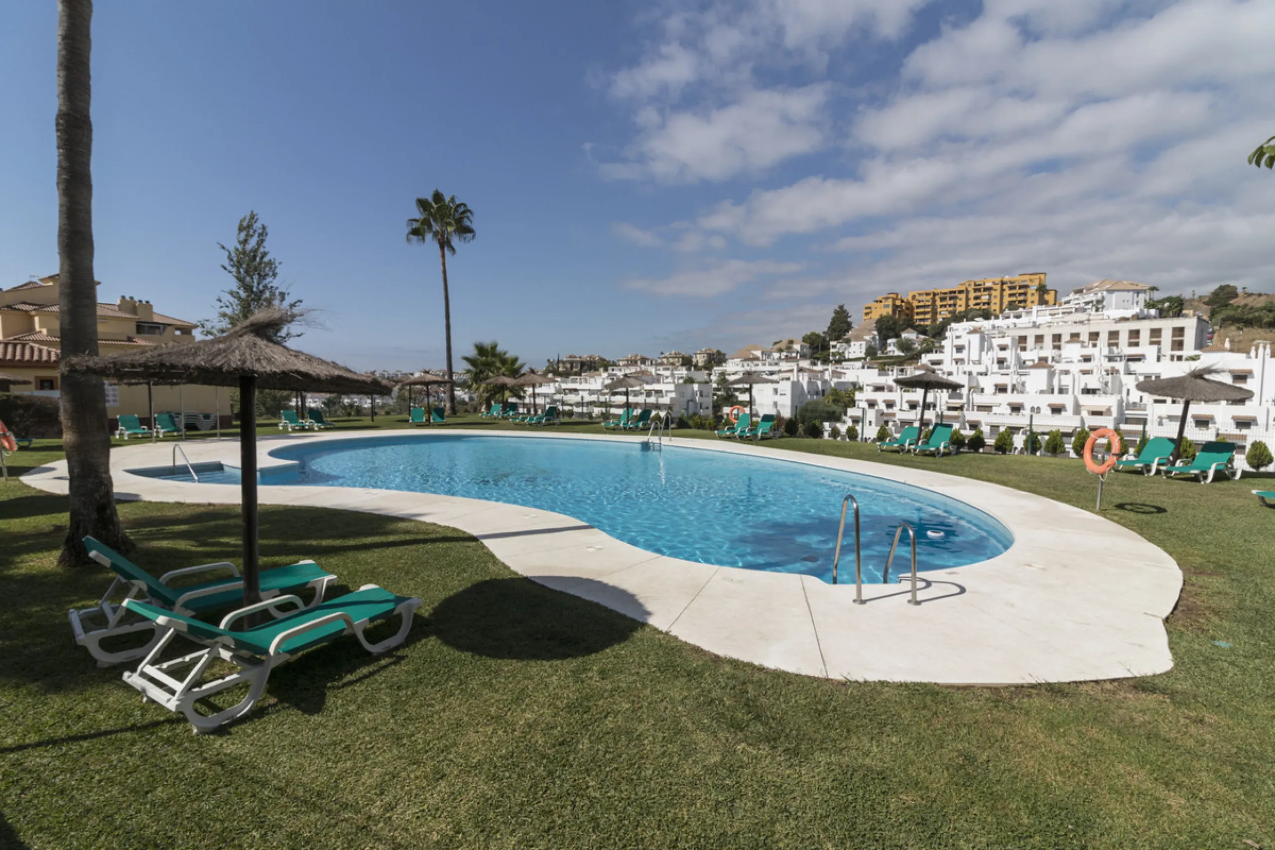This ground-floor apartment, although it has an upper level and a large terrace. Upon entering the apartment, we find a spacious living-dining room and a separate, fully renovated and equipped kitchen. The apartment also has two large bedrooms and two ren