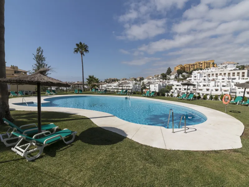 This ground-floor apartment, although it has an upper level and a large terrace. Upon entering the apartment, we find a spacious living-dining room and a separate, fully renovated and equipped kitchen. The apartment also has two large bedrooms and two ren