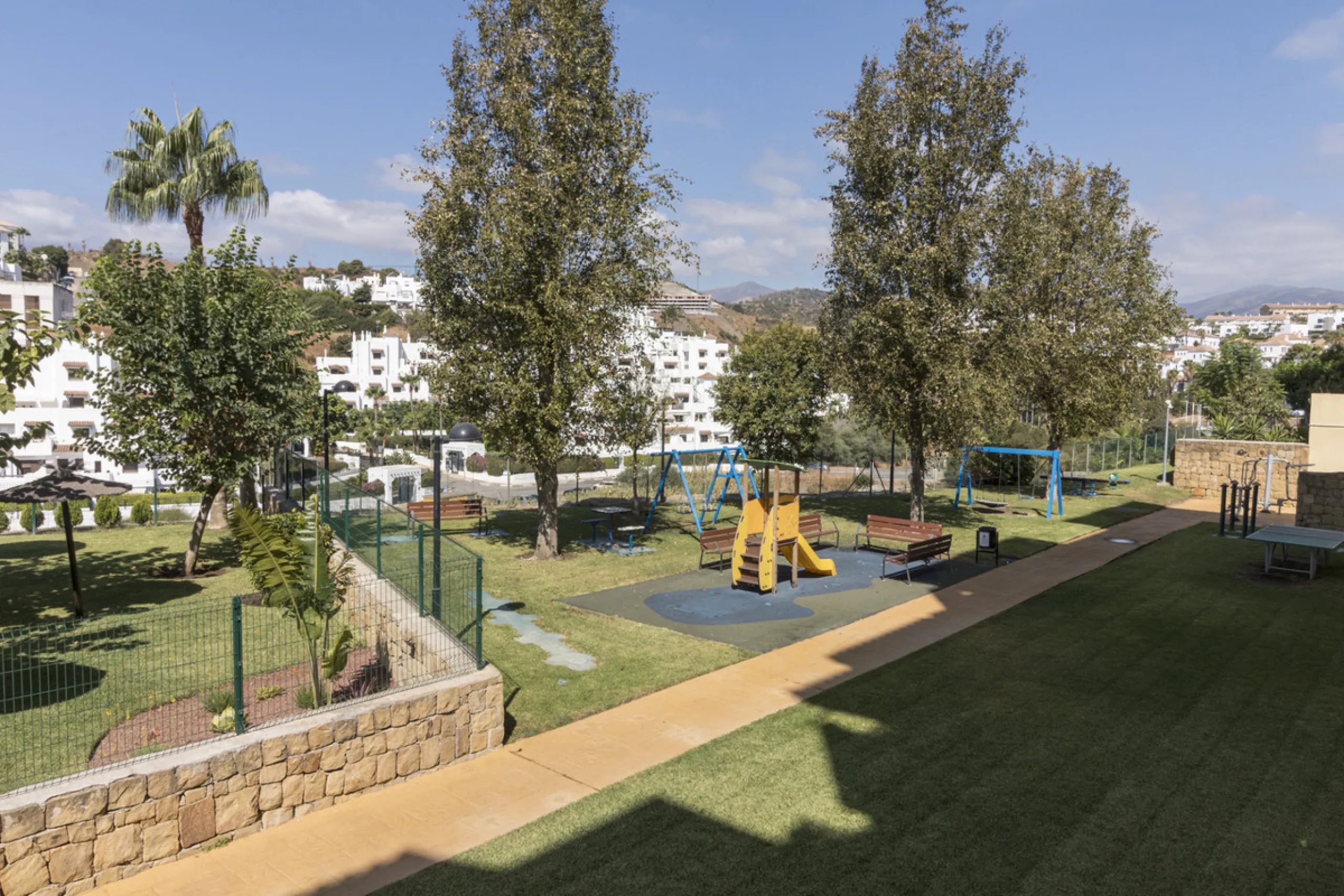 This ground-floor apartment, although it has an upper level and a large terrace. Upon entering the apartment, we find a spacious living-dining room and a separate, fully renovated and equipped kitchen. The apartment also has two large bedrooms and two ren