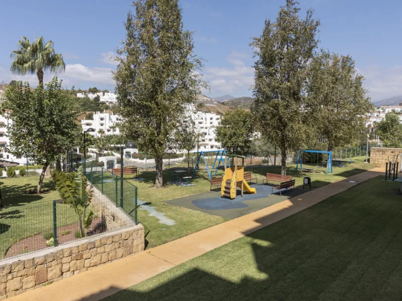 This ground-floor apartment, although it has an upper level and a large terrace. Upon entering the apartment, we find a spacious living-dining room and a separate, fully renovated and equipped kitchen. The apartment also has two large bedrooms and two ren