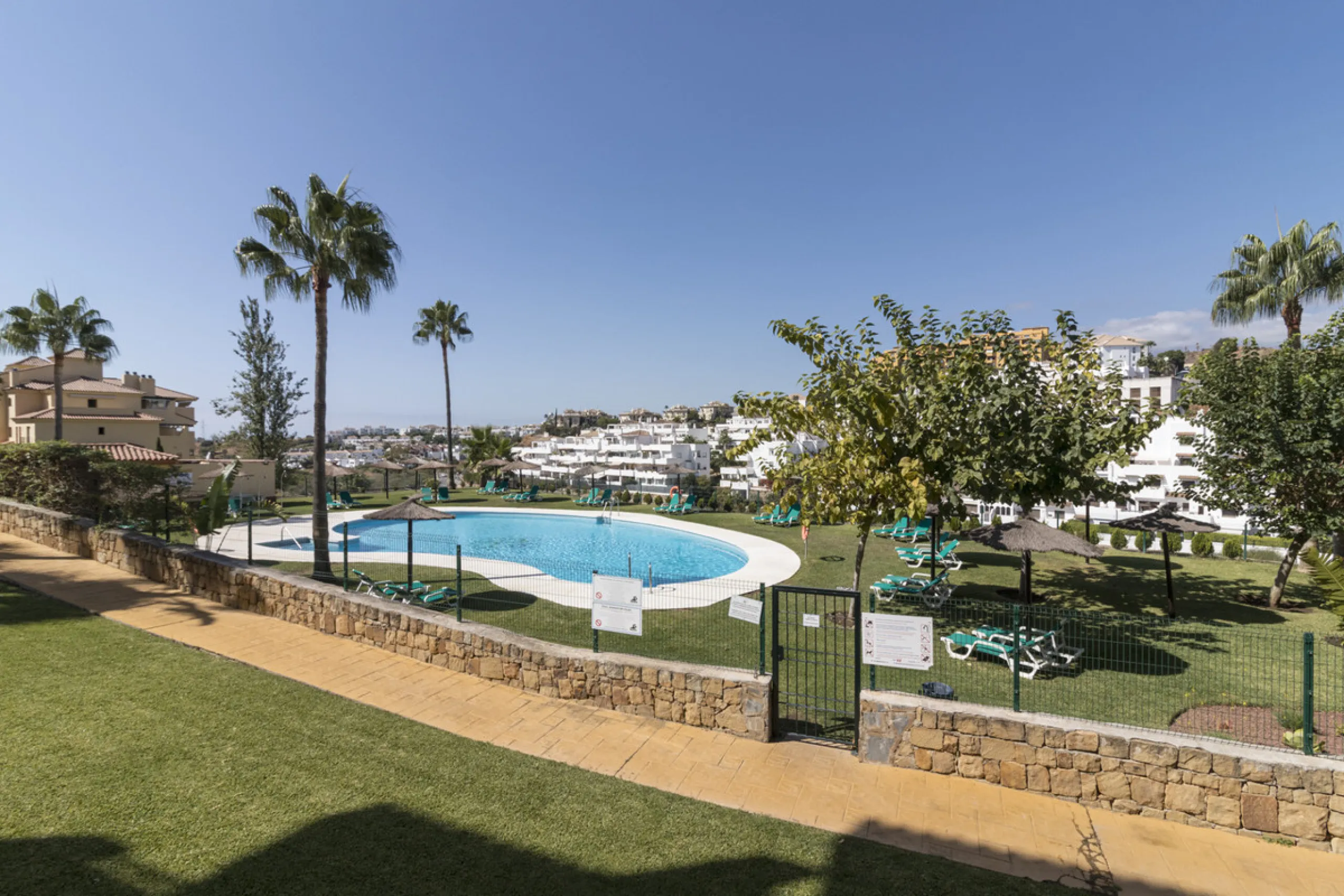 This ground-floor apartment, although it has an upper level and a large terrace. Upon entering the apartment, we find a spacious living-dining room and a separate, fully renovated and equipped kitchen. The apartment also has two large bedrooms and two ren