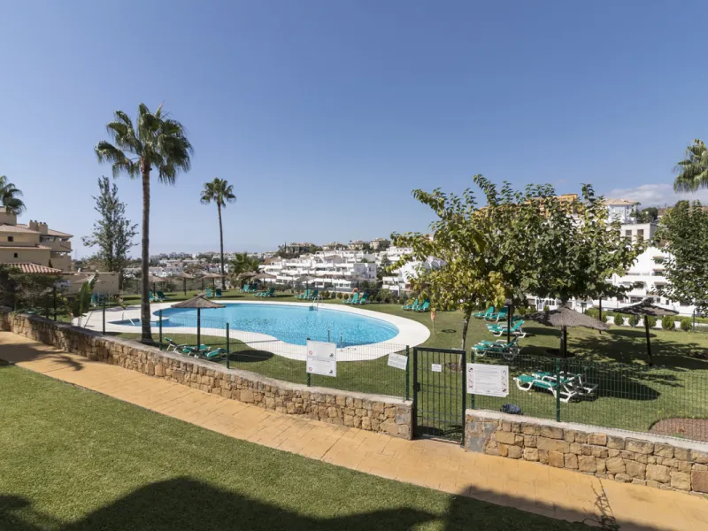 This ground-floor apartment, although it has an upper level and a large terrace. Upon entering the apartment, we find a spacious living-dining room and a separate, fully renovated and equipped kitchen. The apartment also has two large bedrooms and two ren