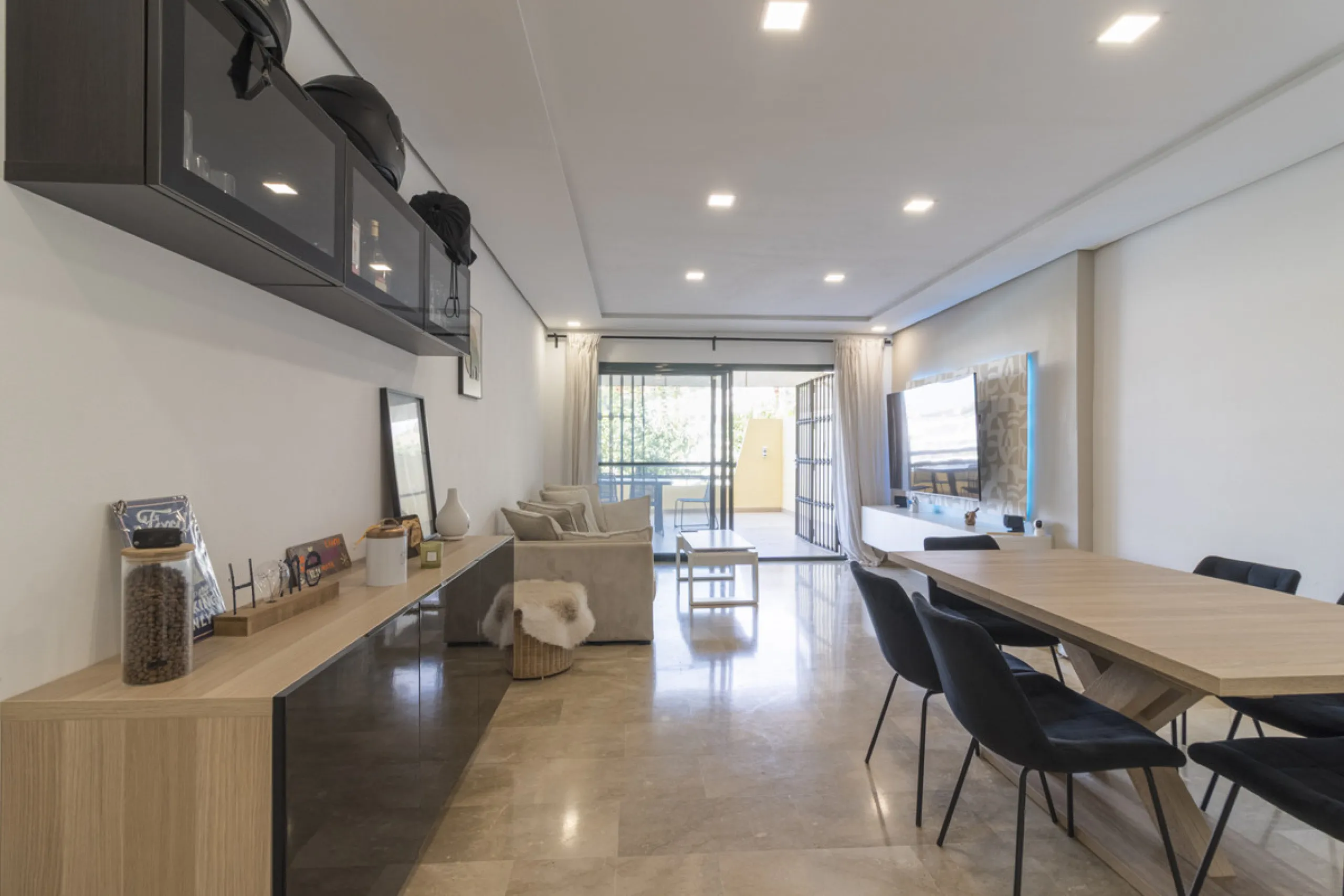 This ground-floor apartment, although it has an upper level and a large terrace. Upon entering the apartment, we find a spacious living-dining room and a separate, fully renovated and equipped kitchen. The apartment also has two large bedrooms and two ren