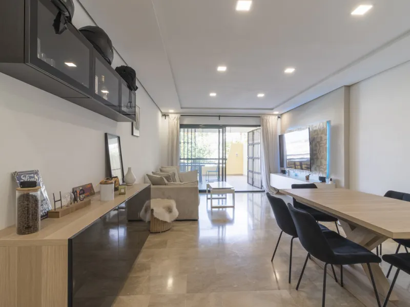 This ground-floor apartment, although it has an upper level and a large terrace. Upon entering the apartment, we find a spacious living-dining room and a separate, fully renovated and equipped kitchen. The apartment also has two large bedrooms and two ren