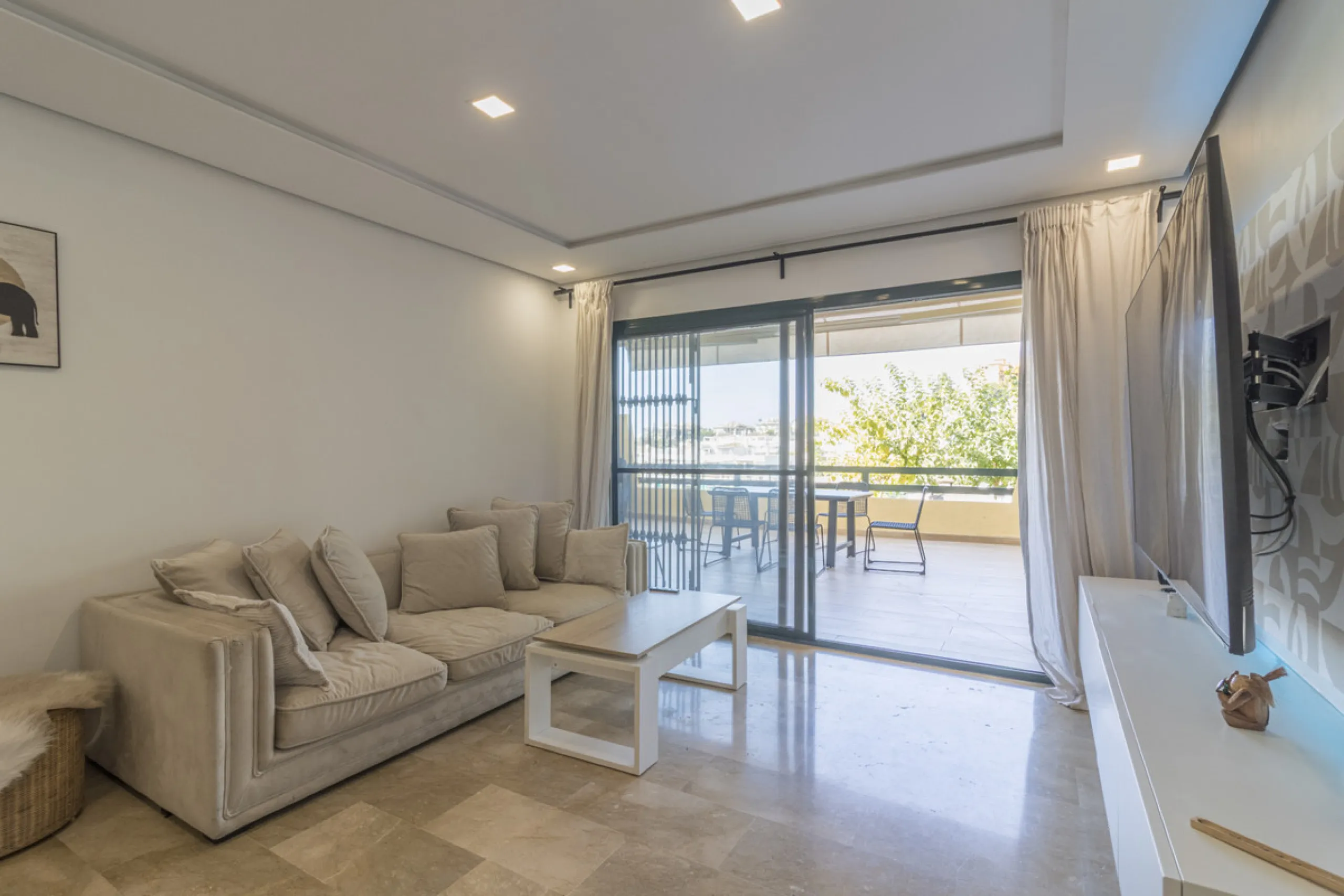 This ground-floor apartment, although it has an upper level and a large terrace. Upon entering the apartment, we find a spacious living-dining room and a separate, fully renovated and equipped kitchen. The apartment also has two large bedrooms and two ren