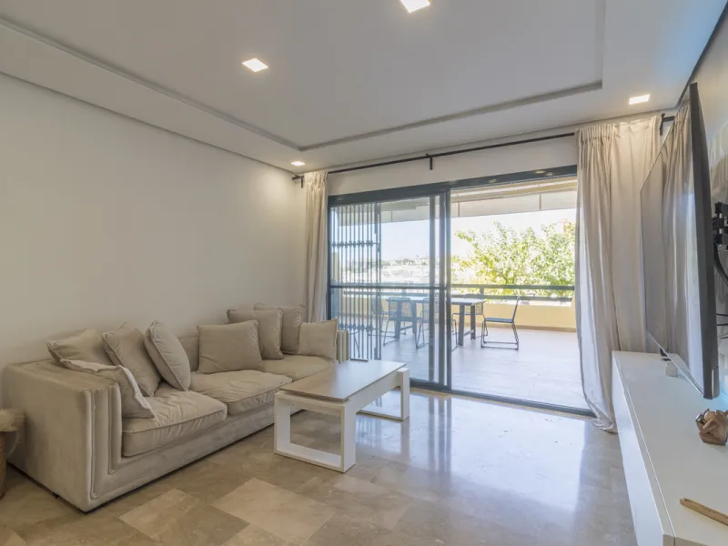 This ground-floor apartment, although it has an upper level and a large terrace. Upon entering the apartment, we find a spacious living-dining room and a separate, fully renovated and equipped kitchen. The apartment also has two large bedrooms and two ren