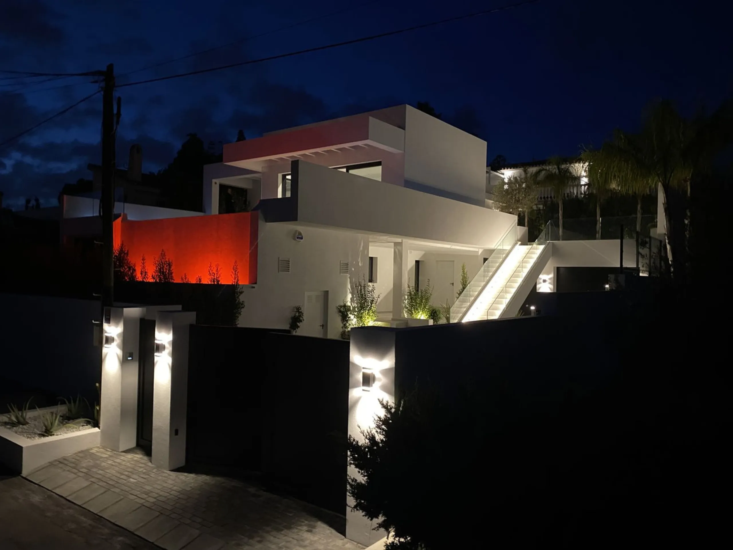 In an exceptional location, just 280 metres from the sea and the new El Chaparral promenade, you will find this impressive modern villa with truly fantastic panoramic sea views – a rarity at such a short distance from the coast.