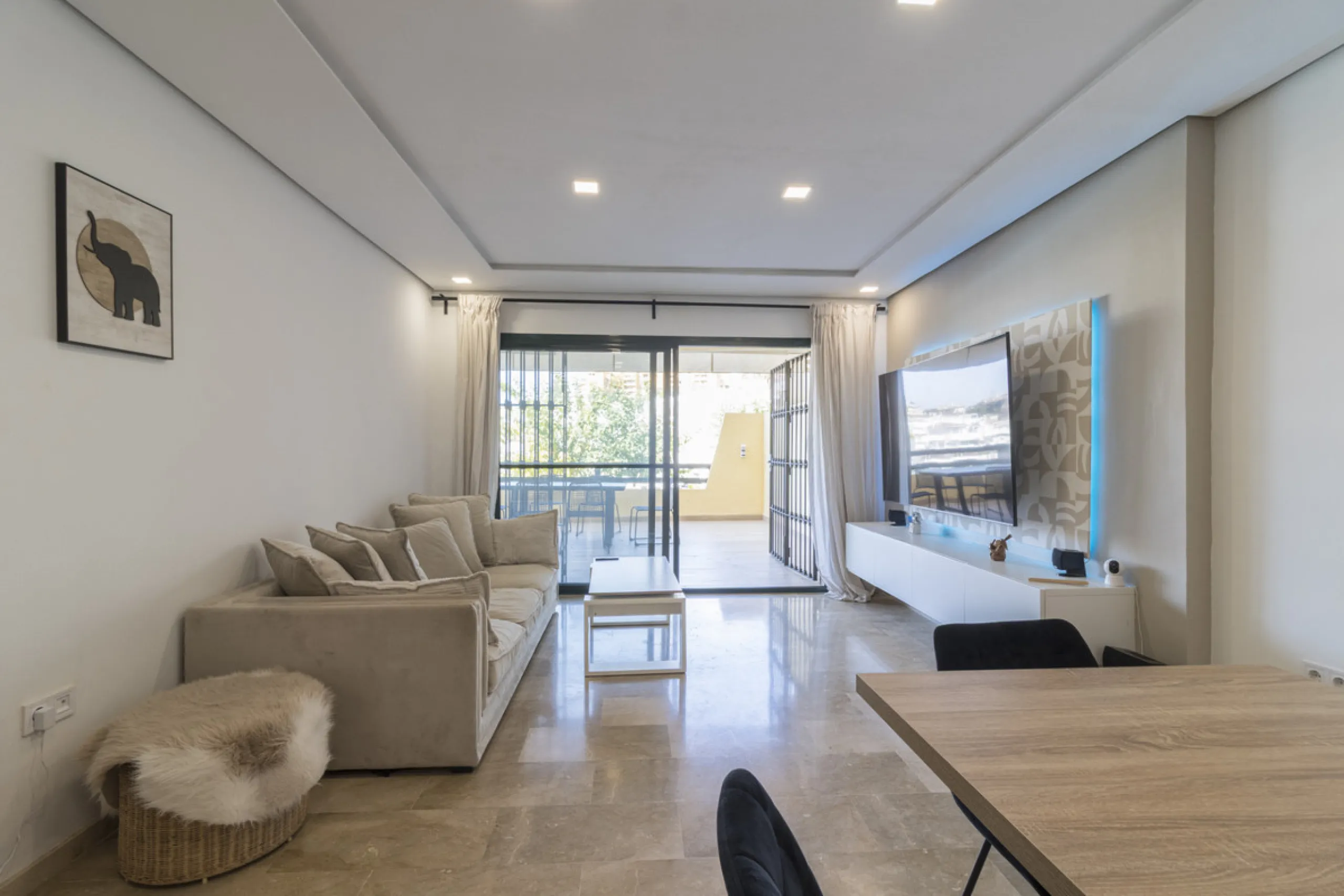 This ground-floor apartment, although it has an upper level and a large terrace. Upon entering the apartment, we find a spacious living-dining room and a separate, fully renovated and equipped kitchen. The apartment also has two large bedrooms and two ren