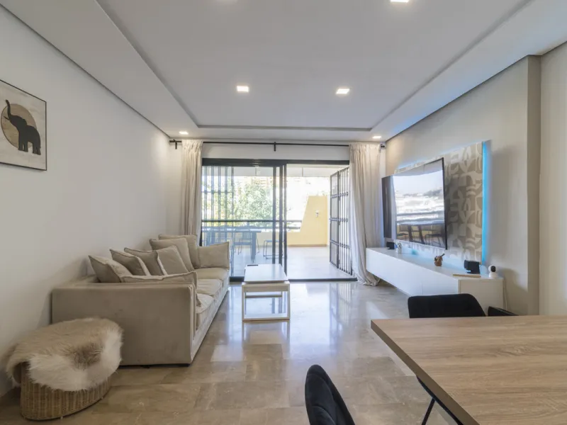 This ground-floor apartment, although it has an upper level and a large terrace. Upon entering the apartment, we find a spacious living-dining room and a separate, fully renovated and equipped kitchen. The apartment also has two large bedrooms and two ren