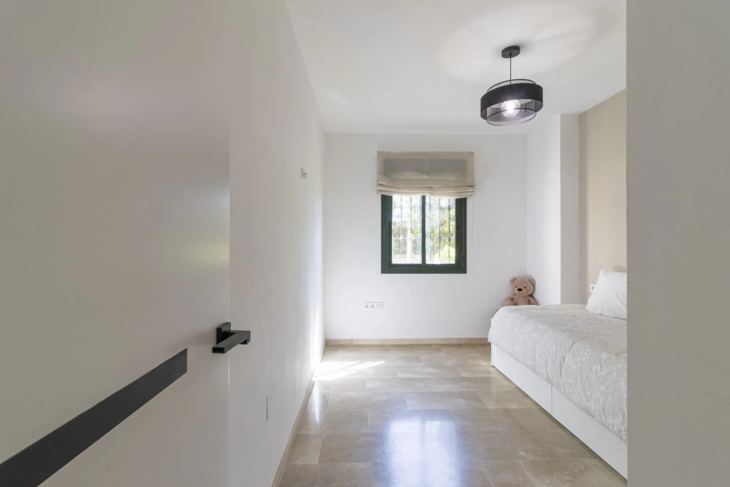 This ground-floor apartment, although it has an upper level and a large terrace. Upon entering the apartment, we find a spacious living-dining room and a separate, fully renovated and equipped kitchen. The apartment also has two large bedrooms and two ren