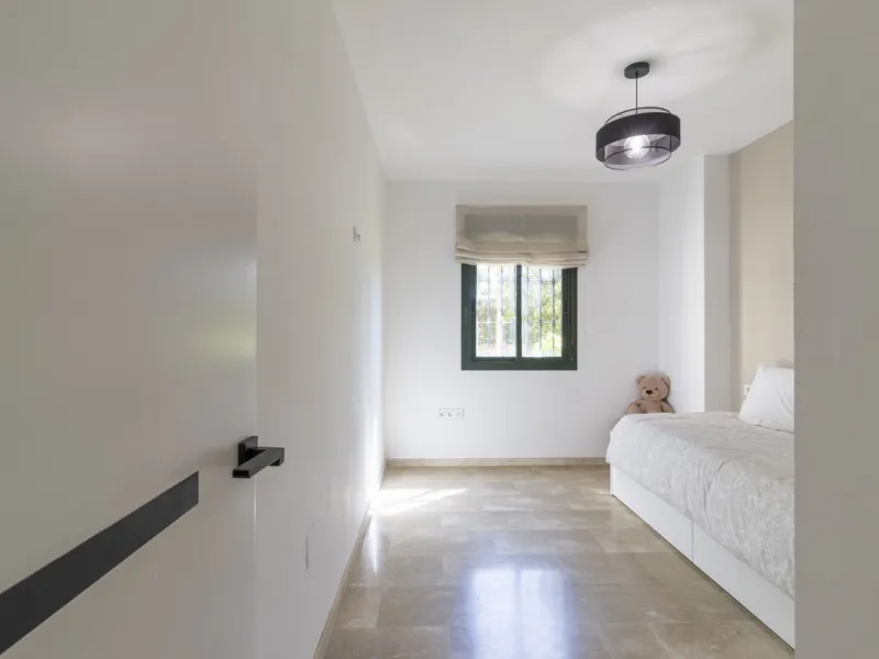 This ground-floor apartment, although it has an upper level and a large terrace. Upon entering the apartment, we find a spacious living-dining room and a separate, fully renovated and equipped kitchen. The apartment also has two large bedrooms and two ren
