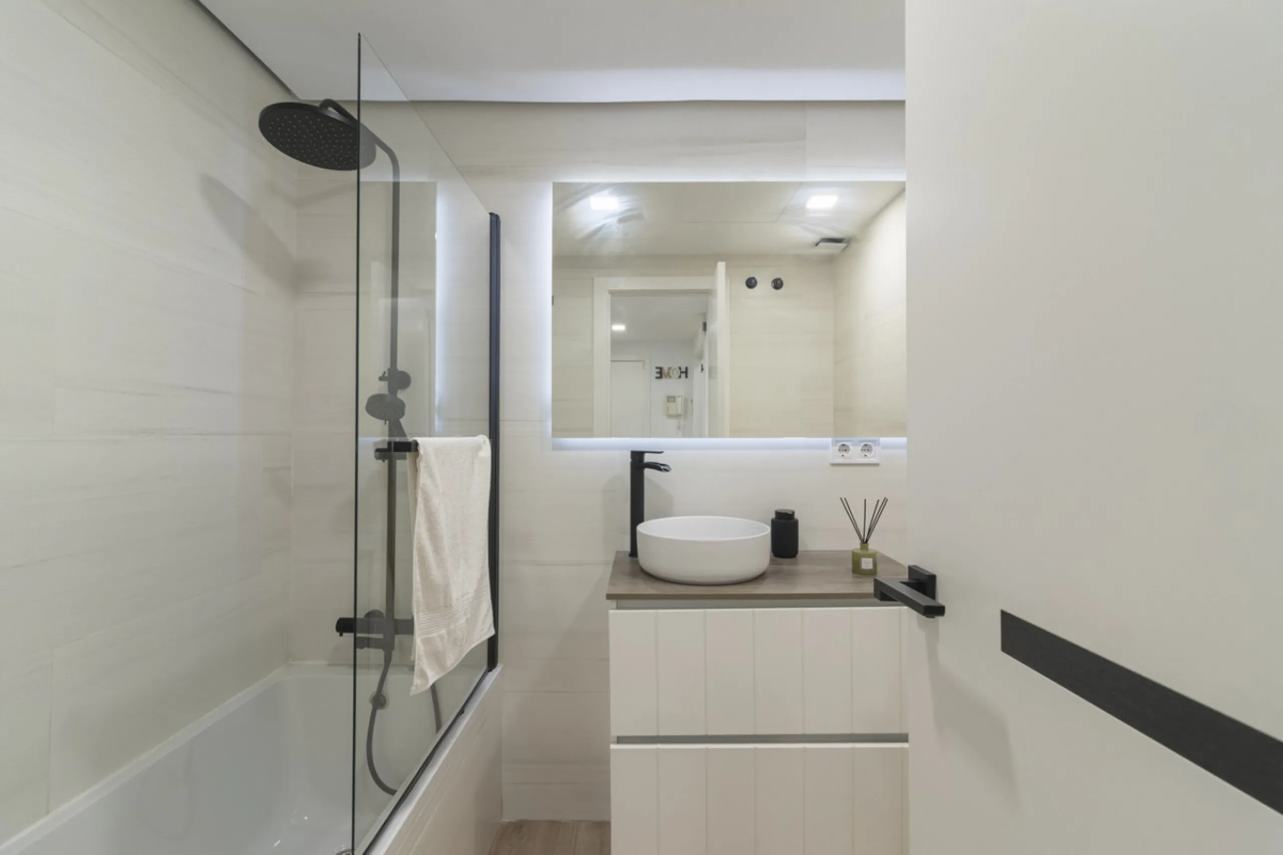 This ground-floor apartment, although it has an upper level and a large terrace. Upon entering the apartment, we find a spacious living-dining room and a separate, fully renovated and equipped kitchen. The apartment also has two large bedrooms and two ren