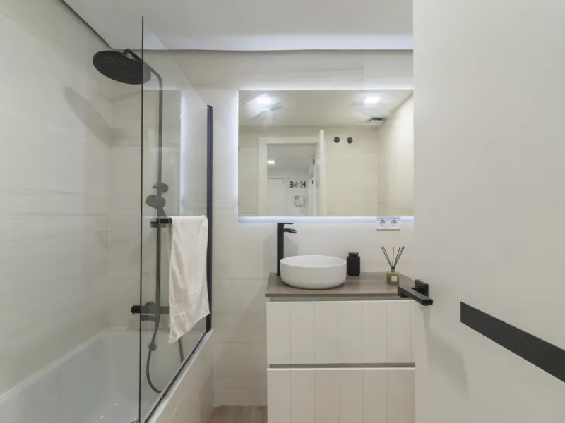This ground-floor apartment, although it has an upper level and a large terrace. Upon entering the apartment, we find a spacious living-dining room and a separate, fully renovated and equipped kitchen. The apartment also has two large bedrooms and two ren