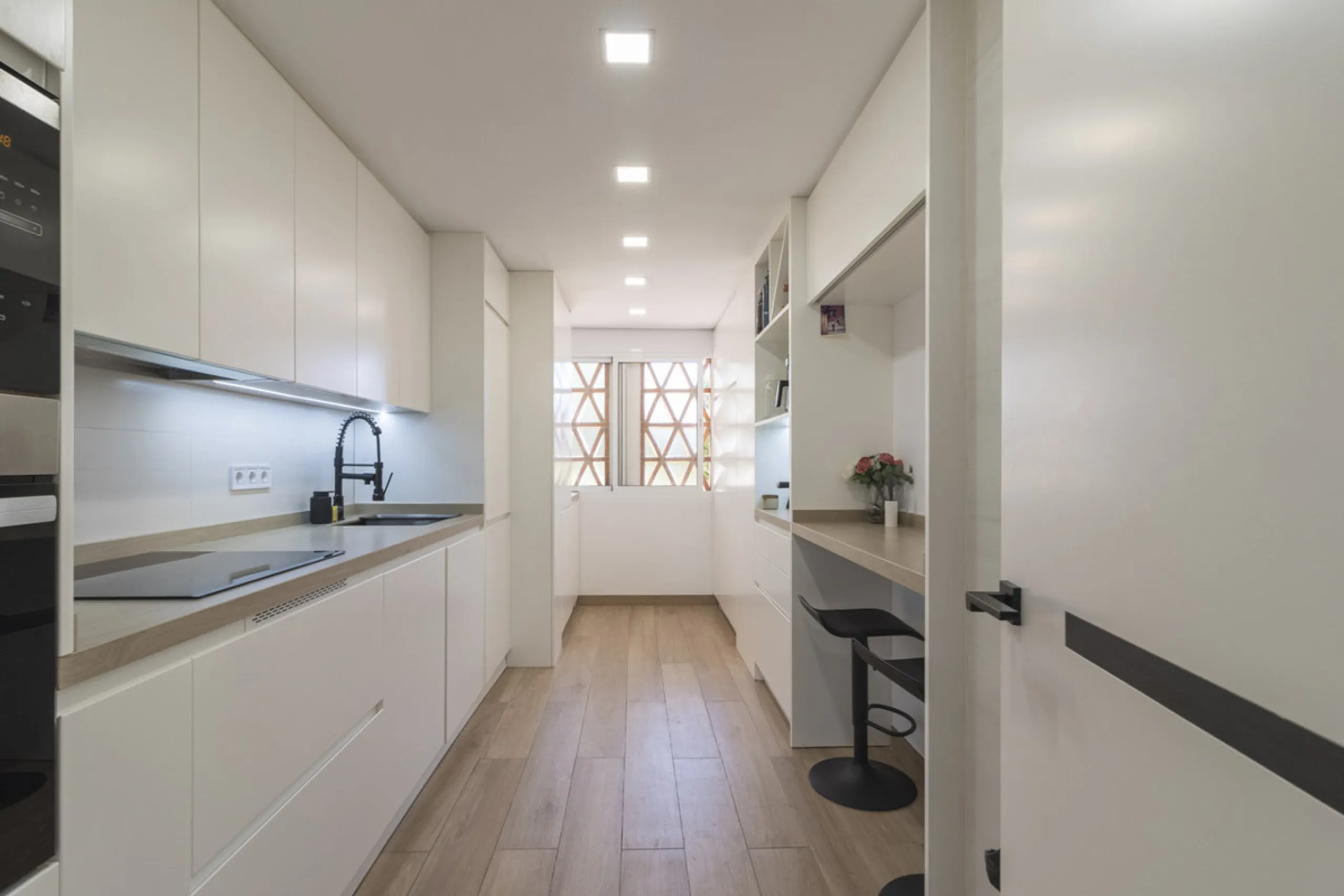 This ground-floor apartment, although it has an upper level and a large terrace. Upon entering the apartment, we find a spacious living-dining room and a separate, fully renovated and equipped kitchen. The apartment also has two large bedrooms and two ren