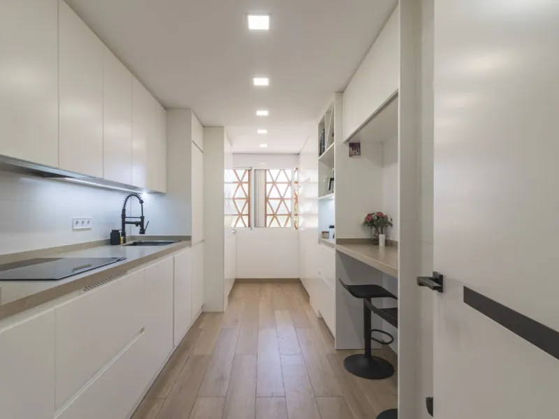 This ground-floor apartment, although it has an upper level and a large terrace. Upon entering the apartment, we find a spacious living-dining room and a separate, fully renovated and equipped kitchen. The apartment also has two large bedrooms and two ren