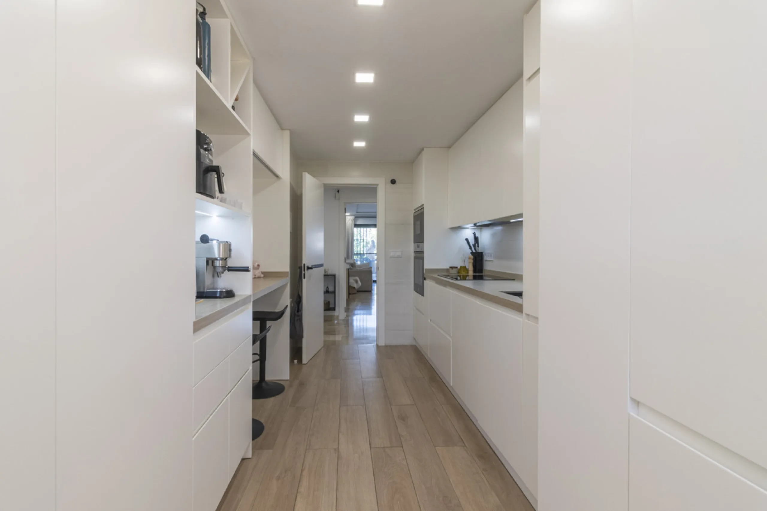 This ground-floor apartment, although it has an upper level and a large terrace. Upon entering the apartment, we find a spacious living-dining room and a separate, fully renovated and equipped kitchen. The apartment also has two large bedrooms and two ren