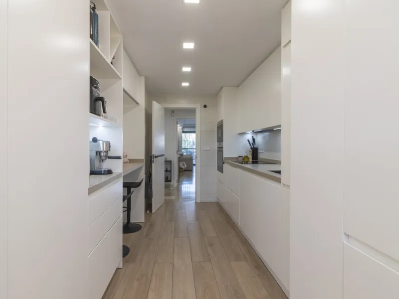 This ground-floor apartment, although it has an upper level and a large terrace. Upon entering the apartment, we find a spacious living-dining room and a separate, fully renovated and equipped kitchen. The apartment also has two large bedrooms and two ren