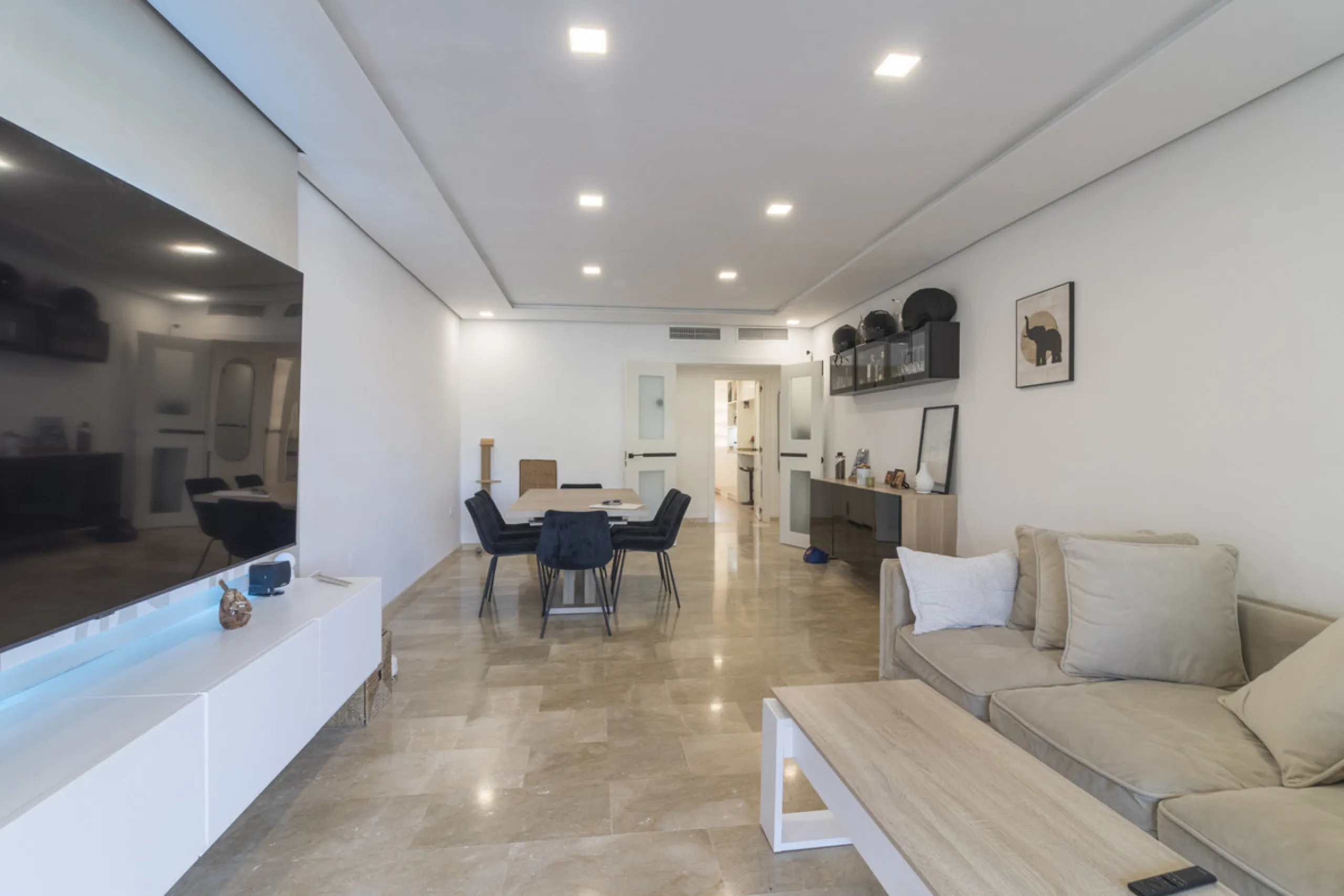 This ground-floor apartment, although it has an upper level and a large terrace. Upon entering the apartment, we find a spacious living-dining room and a separate, fully renovated and equipped kitchen. The apartment also has two large bedrooms and two ren
